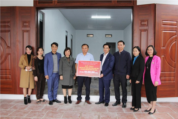 Các cấp quản lý giáo dục và lãnh đạo, giáo viên Trường Trung học cơ sở Tô Hiệu tham dự, chứng kiến buổi trao hỗ trợ. Ảnh: Sở Giáo dục và Đào tạo Vĩnh Phúc Các cấp quản lý giáo dục và lãnh đạo, giáo viên Trường Trung học cơ sở Tô Hiệu tham dự, chứng kiến buổi trao hỗ trợ. Ảnh: Sở Giáo dục và Đào tạo Vĩnh Phúc