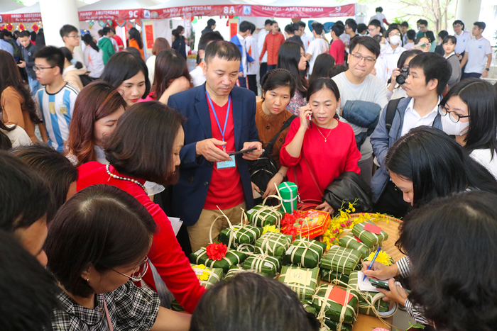 Ban giám khảo đang chấm phần thi gói bánh chưng của các đội thi. Ban giám khảo đang chấm phần thi gói bánh chưng của các đội thi.