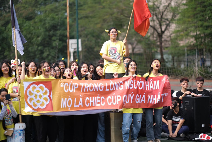 Học sinh các lớp hào hứng tham gia ngày hội thể thao. Học sinh các lớp hào hứng tham gia ngày hội thể thao.
