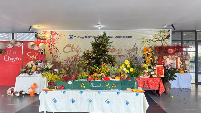 Sản phẩm của các đội thi tham dự phần thi bày mâm ngũ quả và cắm hoa ngày xuân.