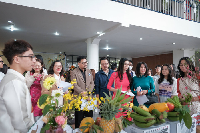 Giải thưởng phần thi trưng bày mâm ngũ quả và cắm hoa: Giải đặc biệt thuộc về khối chuyên Nga, giải Nhất - khối song bằng. Ngoài ra còn có 2 giải Nhì, 3 giải Ba và 4 giải Khuyến khích; 1 giải sáng tạo, đậm tính nhân văn; 1 giải sáng tạo, đậm tính chuyên. Giải thưởng phần thi trưng bày mâm ngũ quả và cắm hoa: Giải đặc biệt thuộc về khối chuyên Nga, giải Nhất - khối song bằng. Ngoài ra còn có 2 giải Nhì, 3 giải Ba và 4 giải Khuyến khích; 1 giải sáng tạo, đậm tính nhân văn; 1 giải sáng tạo, đậm tính chuyên.