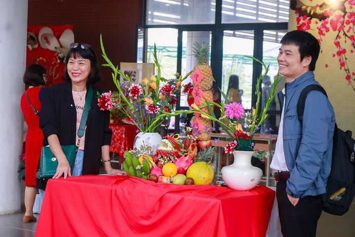 Phụ huynh chụp ảnh cùng các sản phẩm trưng bày mâm ngũ quả và cắm hoa của học sinh. Phụ huynh chụp ảnh cùng các sản phẩm trưng bày mâm ngũ quả và cắm hoa của học sinh.