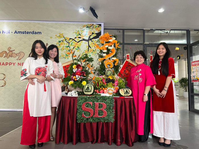Nhà giáo Trần Thùy Dương - Bí thư Đảng uỷ, Hiệu trưởng nhà trường (thứ 2 từ phải qua) chụp ảnh cùng học sinh và sản phẩm mâm ngũ quả của khối song bằng. Nhà giáo Trần Thùy Dương - Bí thư Đảng uỷ, Hiệu trưởng nhà trường (thứ 2 từ phải qua) chụp ảnh cùng học sinh và sản phẩm mâm ngũ quả của khối song bằng.