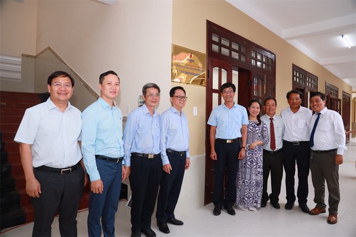 Các đại biểu tổ chức gắn biển công trình do BSR tài trợ. 6 (4).jpg