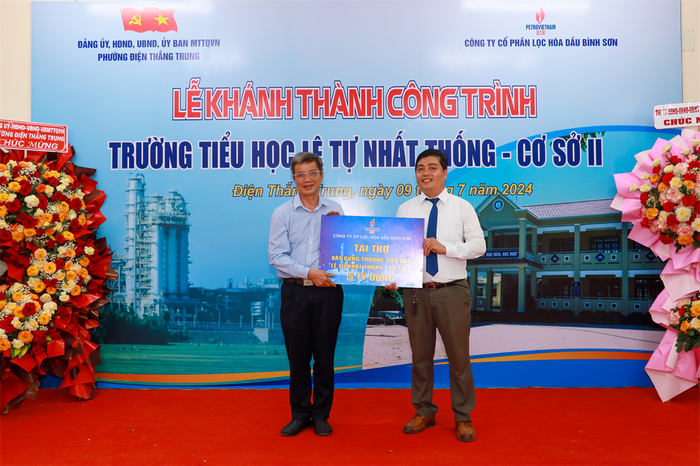 Đại diện BSR trao biển tượng trưng tài trợ cho phường Điện Thắng Trung. 2 (4).jpg
