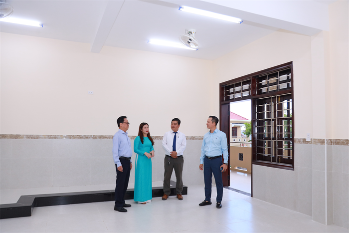 Các đại biểu tham quan cơ sở hạ tầng của trường vừa được hoàn thành xây dựng. 5 (4).jpg