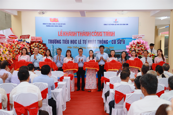Các đại biểu cắt băng khánh thành Trường Tiểu học Lê Tự Nhất Thống - Cơ sở II. BSR.jpg