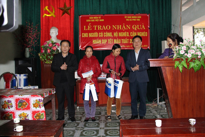 Ông Nguyễn Tiến Bình và ông Hà Tuấn Anh cùng trao quà cho các cô giáo có hoàn cảnh khó khăn, vươn lên thực hiện nhiệm vụ công tác, học tập, giảng dạy tại trường Tiểu học Trường Thịnh, thị xã Phú Thọ (Ảnh: Lại Cường) Ông Nguyễn Tiến Bình và ông Hà Tuấn Anh cùng trao quà cho các cô giáo có hoàn cảnh khó khăn, vươn lên thực hiện nhiệm vụ công tác, học tập, giảng dạy tại trường Tiểu học Trường Thịnh, thị xã Phú Thọ (Ảnh: Lại Cường)
