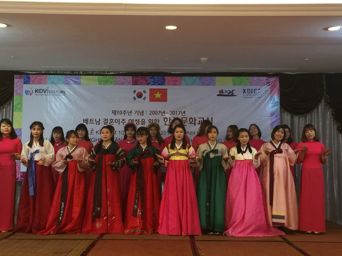 Các hoạt động tiền hôn nhân giúp các cô dâu Việt nâng cao nhận thức khi lấy chồng nước ngoài, phòng chống tội phạm buôn bán người thông qua hôn nhân (Ảnh: phunuvietnam) Các hoạt động tiền hôn nhân giúp các cô dâu Việt nâng cao nhận thức khi lấy chồng nước ngoài, phòng chống tội phạm buôn bán người thông qua hôn nhân (Ảnh: phunuvietnam)