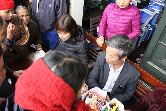 Buổi nhận qùa diễn ra trong trật tự và đến tay từng người (Ảnh: Lại Cường) Buổi nhận qùa diễn ra trong trật tự và đến tay từng người (Ảnh: Lại Cường)