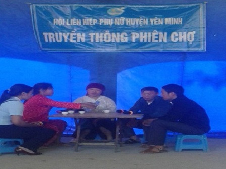 Hội liên hiệp phụ nữ huyện Yên Minh Truyền thông về hưởng ứng ngày “Toàn dân phòng chống, mua bán người ” năm 2017 (Ảnh: Vừ Chở/Huyện Yên Minh). Hội liên hiệp phụ nữ huyện Yên Minh Truyền thông về hưởng ứng ngày “Toàn dân phòng chống, mua bán người ” năm 2017 (Ảnh: Vừ Chở/Huyện Yên Minh).