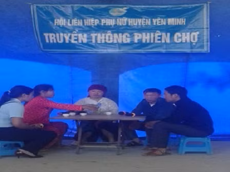 Hội liên hiệp phụ nữ huyện Yên Minh Truyền thông về hưởng ứng ngày “Toàn dân phòng chống, mua bán người ” năm 2017 (Ảnh: Vừ Chở/Huyện Yên Minh).