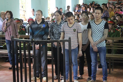 Các đối tượng buôn bán người ra đứng trước vành móng ngựa (Ảnh: Công an nhân dân)