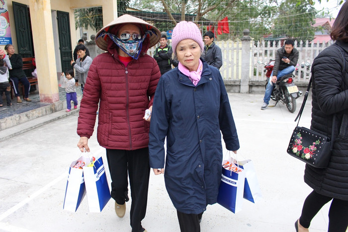 Với nhiều người, tết này họ thêm phần ấm áp. (Ảnh Lại Cường) Với nhiều người, tết này họ thêm phần ấm áp. (Ảnh Lại Cường)