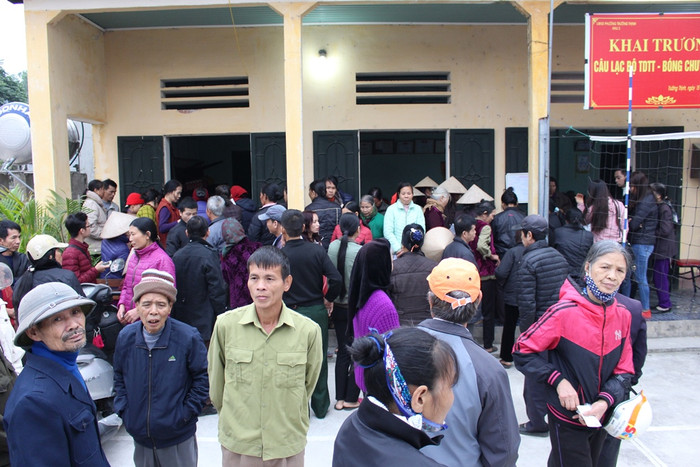 Hàng trăm suất quà của các nhà hảo tâm đã đến với bà con thị xã Phú Thọ. (Ảnh: Lại Cường) Hàng trăm suất quà của các nhà hảo tâm đã đến với bà con thị xã Phú Thọ. (Ảnh: Lại Cường)