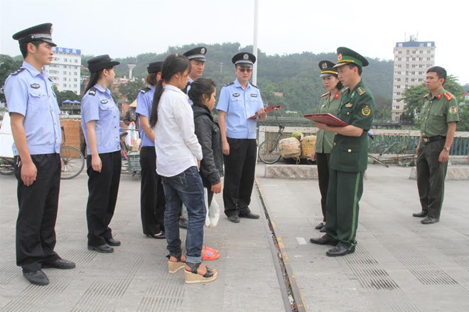 Tiếp nhận nạn nhân trở về (Ảnh: Báo Lào Cai) Tiếp nhận nạn nhân trở về (Ảnh: Báo Lào Cai)