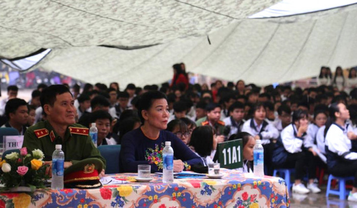 Phó Chủ tịch Hội Liên hiệp phụ nữ Việt Nam - bà Nguyễn Thị Tuyết và Trung tướng Đỗ Kim Tuyến - Phó Tổng cục trưởng Tổng cục Cảnh sát Phòng chống tội phạm, Bộ Công an, tham dự buổi truyền thông. (Ảnh: Vũ khoa/Phunuvietnam).