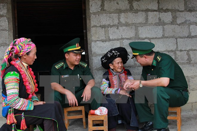 Các chiến sỹ Biên phòng tỉnh Hà Giang trong một buổi thăm hỏi và tuyên truyền tới bà con người dân tộc xã Bạch Đích, huyện Yên Minh, tỉnh Hà Giang. (Ảnh: Đỗ Bình/TTXVN). Các chiến sỹ Biên phòng tỉnh Hà Giang trong một buổi thăm hỏi và tuyên truyền tới bà con người dân tộc xã Bạch Đích, huyện Yên Minh, tỉnh Hà Giang. (Ảnh: Đỗ Bình/TTXVN).
