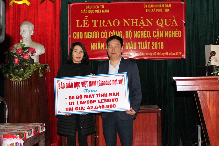 Bà Bùi Thị Bình, Hiệu trưởng trường Tiểu học Trường Thịnh nhận những bộ máy vi tính, laptop từ ông Nguyễn Tiến Bình, Tổng biên tập Báo Điện tử Giáo dục Việt Nam (Ảnh: Lại Cường) Bà Bùi Thị Bình, Hiệu trưởng trường Tiểu học Trường Thịnh nhận những bộ máy vi tính, laptop từ ông Nguyễn Tiến Bình, Tổng biên tập Báo Điện tử Giáo dục Việt Nam (Ảnh: Lại Cường)