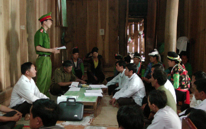 Cơ quan chức năng tiến hành tuyên truyền cho bà con dân tộc thiếu số về tội phạm buôn bán người. (Ảnh: Báo điện biên) Cơ quan chức năng tiến hành tuyên truyền cho bà con dân tộc thiếu số về tội phạm buôn bán người. (Ảnh: Báo điện biên)