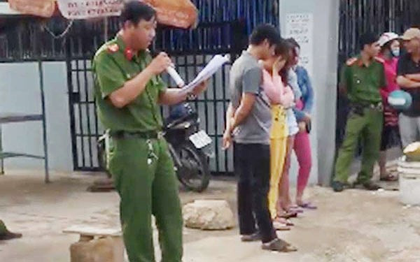 Công an Thị trấn Dương Đông đọc tên người mua bán dâm (Ảnh chụp từ clip) Công an Thị trấn Dương Đông đọc tên người mua bán dâm (Ảnh chụp từ clip)