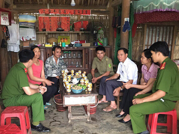 Hội Phụ nữ xã Vĩ Thượng (Quang Bình) phối hợp với lực lượng chức năng thăm hỏi, hỗ trợ gia đình phụ nữ chấp hành xong án phạt tù, tái hòa nhập cộng đồng. (Ảnh báo Hà giang) Hội Phụ nữ xã Vĩ Thượng (Quang Bình) phối hợp với lực lượng chức năng thăm hỏi, hỗ trợ gia đình phụ nữ chấp hành xong án phạt tù, tái hòa nhập cộng đồng. (Ảnh báo Hà giang)