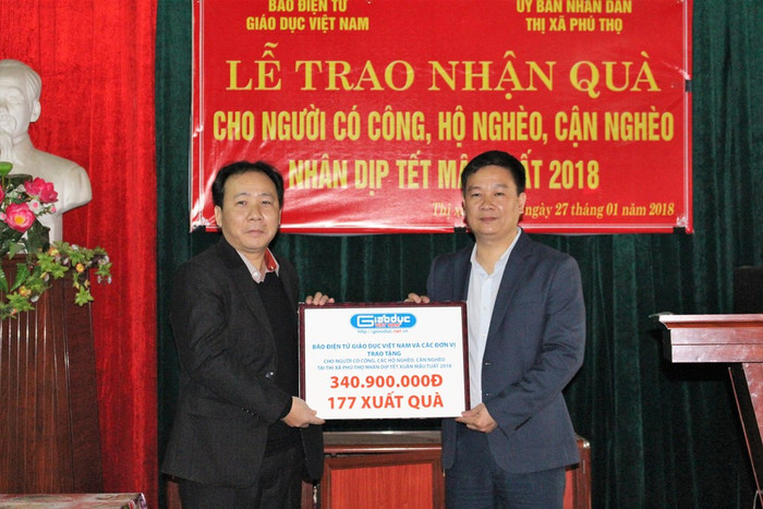 Thay mặt nhân dân địa phương, ông Hà Tuấn Anh, Phó chủ tịch Ủy ban nhân dân thị xã Phú Thọ nhận phần quà từ ông Nguyễn Tiến Bình, Tổng biên tập Báo điện tử Giáo dục Việt Nam (Ảnh: Lại Cường) Thay mặt nhân dân địa phương, ông Hà Tuấn Anh, Phó chủ tịch Ủy ban nhân dân thị xã Phú Thọ nhận phần quà từ ông Nguyễn Tiến Bình, Tổng biên tập Báo điện tử Giáo dục Việt Nam (Ảnh: Lại Cường)