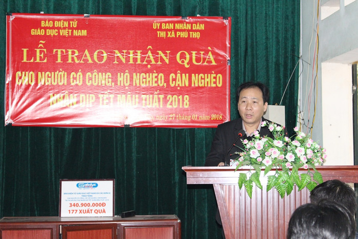 Thay mặt bà con nhân dân, các hộ được nhận quà, ông Hà Tuấn Anh phát biểu cảm ơn các nhà hảo tâm đồng hành cùng Báo điện tử Giáo dục Việt Nam (Ảnh: Lại Cường) Thay mặt bà con nhân dân, các hộ được nhận quà, ông Hà Tuấn Anh phát biểu cảm ơn các nhà hảo tâm đồng hành cùng Báo điện tử Giáo dục Việt Nam (Ảnh: Lại Cường)