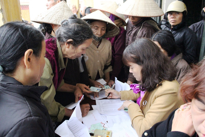 Với nhiều bà con, những món quà của các nhà hảo tâm đã giúp họ có một cái tết ấm áp, đủ đầy (Ảnh: Lại Cường) Với nhiều bà con, những món quà của các nhà hảo tâm đã giúp họ có một cái tết ấm áp, đủ đầy (Ảnh: Lại Cường)