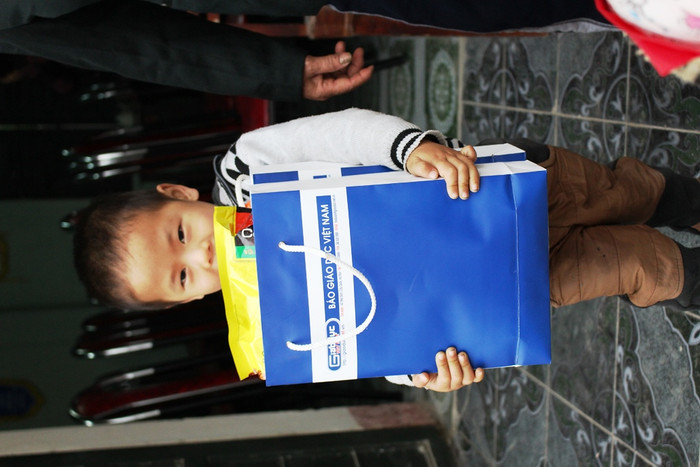 Những món quà tết ý nghĩa để không ai bị bỏ lại phía sau (Ảnh: Lại Cường) Những món quà tết ý nghĩa để không ai bị bỏ lại phía sau (Ảnh: Lại Cường)