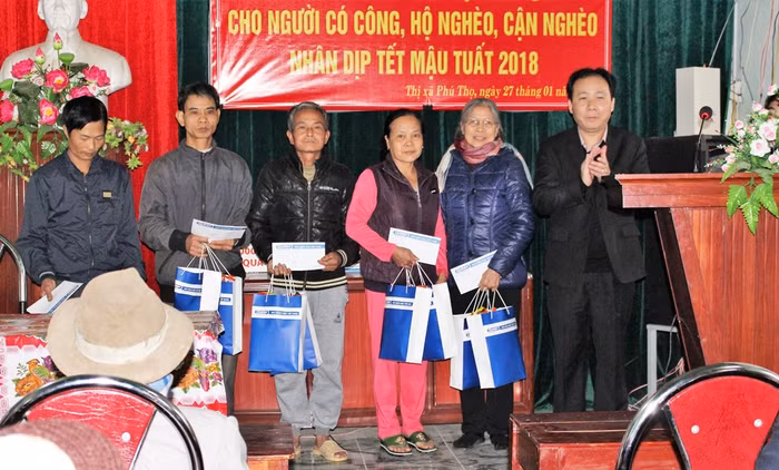 Ông Hà Tuấn Anh, Phó chủ tịch Ủy ban nhân dân thị xã Phú Thọ trao tận tay bà con những phần quà. (Ảnh: Lại Cường) Ông Hà Tuấn Anh, Phó chủ tịch Ủy ban nhân dân thị xã Phú Thọ trao tận tay bà con những phần quà. (Ảnh: Lại Cường)