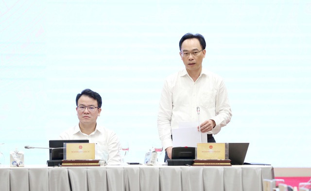 Thứ trưởng Bộ Giáo dục và Đào tạo Hoàng Minh Sơn trả lời báo chí. Ảnh: VGP/Quang Thương Thu truong Hoang Minh Son.jpg