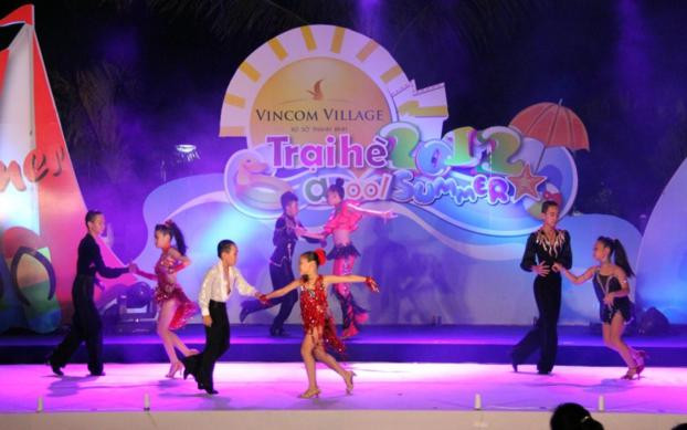 Nhóm nhảy Dance Sport của kiện tướng Chí Anh khuấy động chương trình với vũ điệu sôi động, khỏe khoắn. Nhóm nhảy Dance Sport của kiện tướng Chí Anh khuấy động chương trình với vũ điệu sôi động, khỏe khoắn.