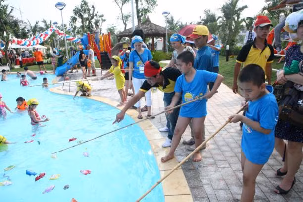 Sau khi chia đội, các bé hăng hái tham gia các trò chơi như trổ tài câu cá.