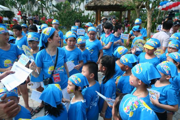 Các bạn nhỏ đội Cá mập trắng đang lắng nghe các anh chị phụ trách phổ biến luật chơi. Các bạn nhỏ đội Cá mập trắng đang lắng nghe các anh chị phụ trách phổ biến luật chơi.