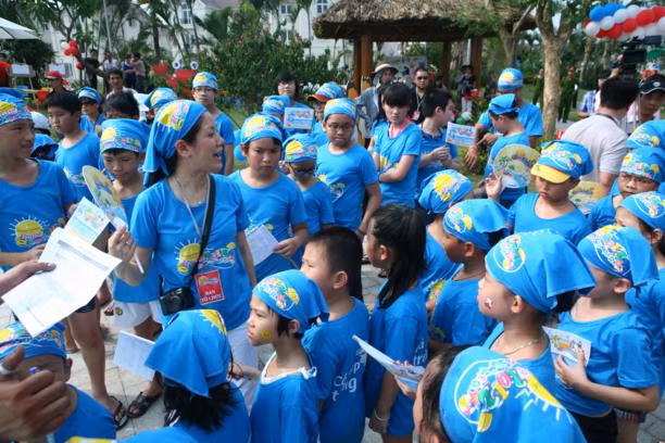 Các bạn nhỏ đội Cá mập trắng đang lắng nghe các anh chị phụ trách phổ biến luật chơi.