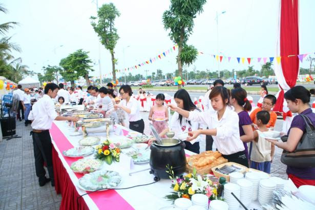 Kết thúc một chiều mệt nhoài mà vui, các bé cùng gia đình thưởng thức tiệc buffet ngoài trời. Kết thúc một chiều mệt nhoài mà vui, các bé cùng gia đình thưởng thức tiệc buffet ngoài trời.