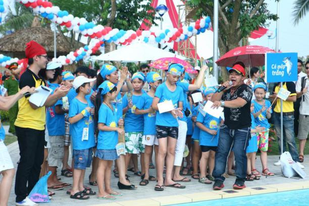 Hay cười bể bụng với MC Hiếu Hiền. Hay cười bể bụng với MC Hiếu Hiền.