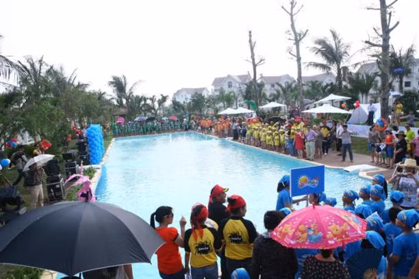 Trại hè được tổ chức tại cụm bể bơi No1 trên đường 81m đối diện trung tâm thương mại Vincom Center Long Biên, thu hút hàng trăm em nhỏ và phụ huynh tham gia.