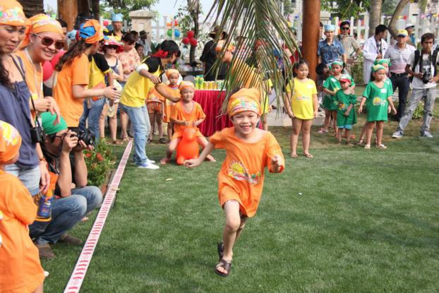 Sôi nổi với trò đua thú nhún. Sôi nổi với trò đua thú nhún.