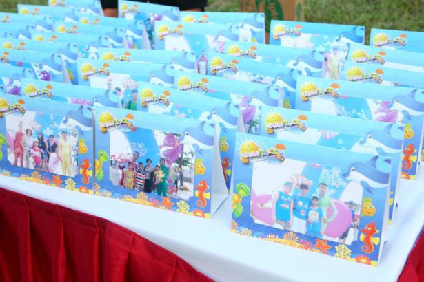 ...và bất ngờ được nhận món quà xinh xắn ghi lại khoảnh khắc hạnh phúc của cả gia đình. ...và bất ngờ được nhận món quà xinh xắn ghi lại khoảnh khắc hạnh phúc của cả gia đình.