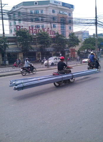 Chở hàng cồng kềnh, chụp trên đường Giải Phóng, Hà Nội. Ảnh: Đinh Bảo Việt. Chở hàng cồng kềnh, chụp trên đường Giải Phóng, Hà Nội. Ảnh: Đinh Bảo Việt.