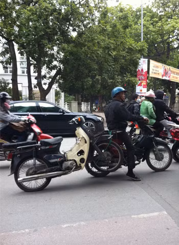 Chụp tại ngã tư Bà Triệu - Trần Hưng Đạo, Hà Nội. Ảnh: Quang Nguyen. Chụp tại ngã tư Bà Triệu - Trần Hưng Đạo, Hà Nội. Ảnh: Quang Nguyen.