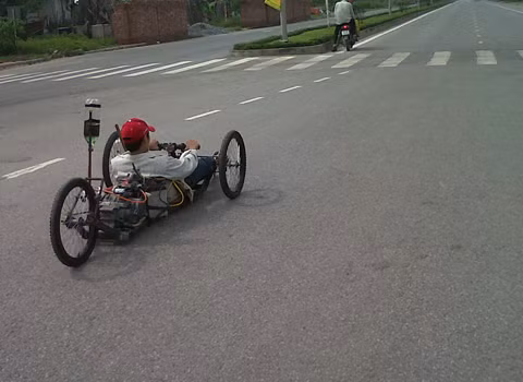 "Quái xế" lái F1 trên đường, chụp tại Từ Liêm, Hà Nội. Ảnh: Nguyễn Văn Cường.