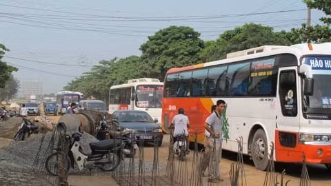 Thi công lấm chiếm lòng đường nên ùn tắc cũng xảy ra thường xuyên.