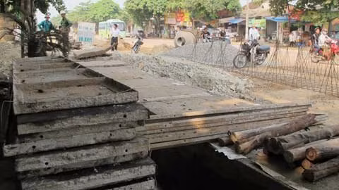 Bê tông, dầm sắt lấn chiếm hết lòng lề đường.