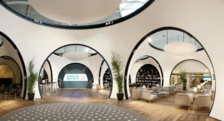 Kiến trúc bên trong sảnh phòng chờ được thiết kế bởi công ty thiết kế kiến trúc Autoban, với những đường nét kiến trúc cầu kỳ và sang trọng.