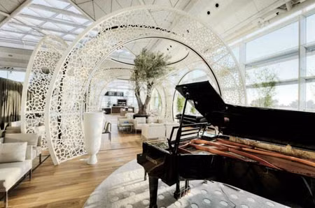 Trần và cửa là những tấm vòm lớn, tạo một không gian mở xuyên suốt các phòng.