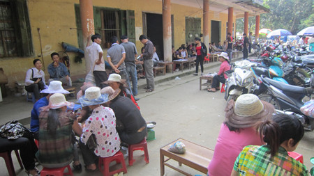 Mỗi gian hàng đơn giản chỉ là một chiếc mặt bàn chừng 1m2, với các loại đá được xếp loại khá ngăn nắp. Mỗi gian hàng đơn giản chỉ là một chiếc mặt bàn chừng 1m2, với các loại đá được xếp loại khá ngăn nắp.