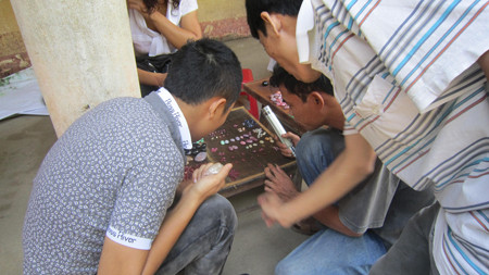 Loại đá tôm được phân loại, tận dụng cho chế tác tranh đá. Loại đá tôm được phân loại, tận dụng cho chế tác tranh đá.